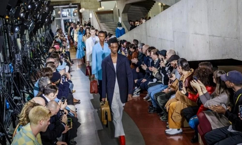 Ξεκινούν οι παρελάσεις και τα ζωντανά fashion show